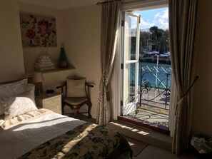 ستائر تعتيم وتجهيزات عازلة للصوت ومكواة/لوح كي وواي فاي مجانًا