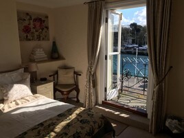 Cortinas blackout y sistema de insonorización 