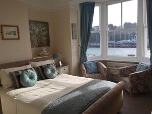 ستائر تعتيم وتجهيزات عازلة للصوت ومكواة/لوح كي وواي فاي مجانًا