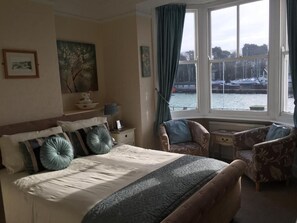 Blackout curtains, soundproofing, iron/ironing board, free WiFi - The Chatsworth (Weymouth)