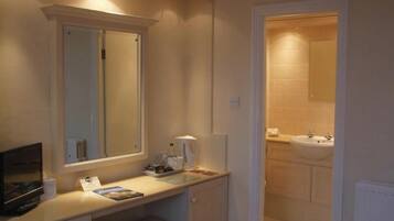 Habitación doble, vista al mar | Cortinas blackout, insonorización y tabla de planchar con plancha