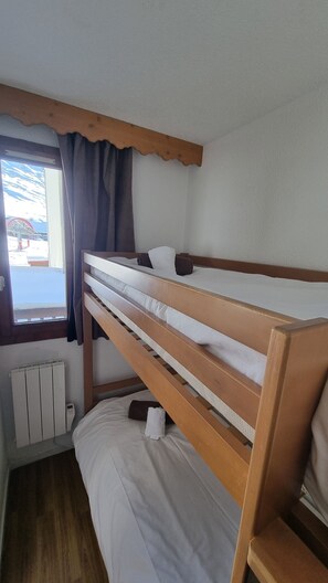 Room - Tignes 2100 - sleeps 6 - very bright at the foot of the slopes close to all amenities (Tignes)