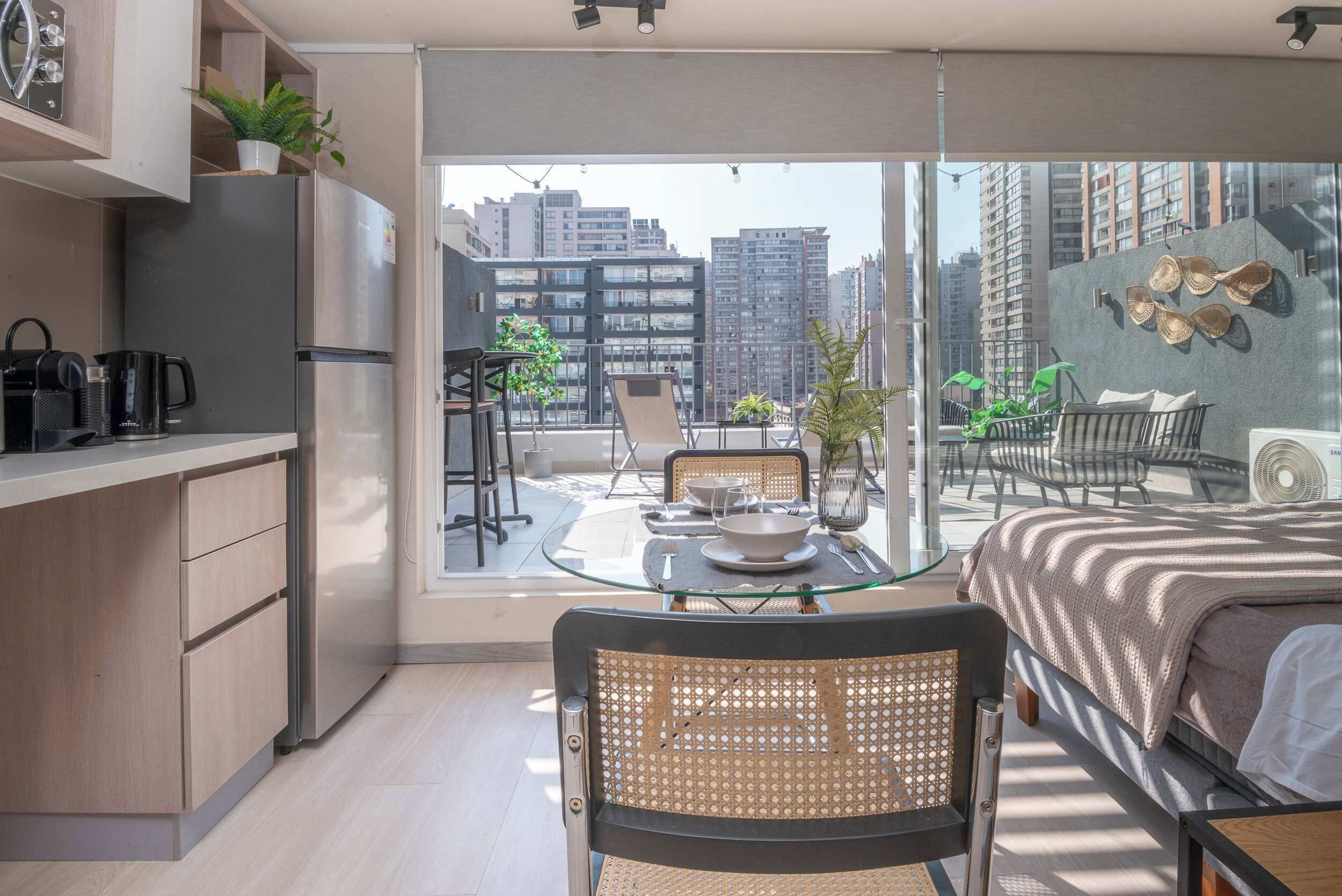 Tabla de planchar con plancha, wifi y ropa de cama 