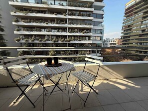 Outdoor dining - HOM | EL GOLF | Parking | Las Condes | AC-WiFi (Las Condes)