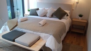 Tabla de planchar con plancha, wifi y ropa de cama 