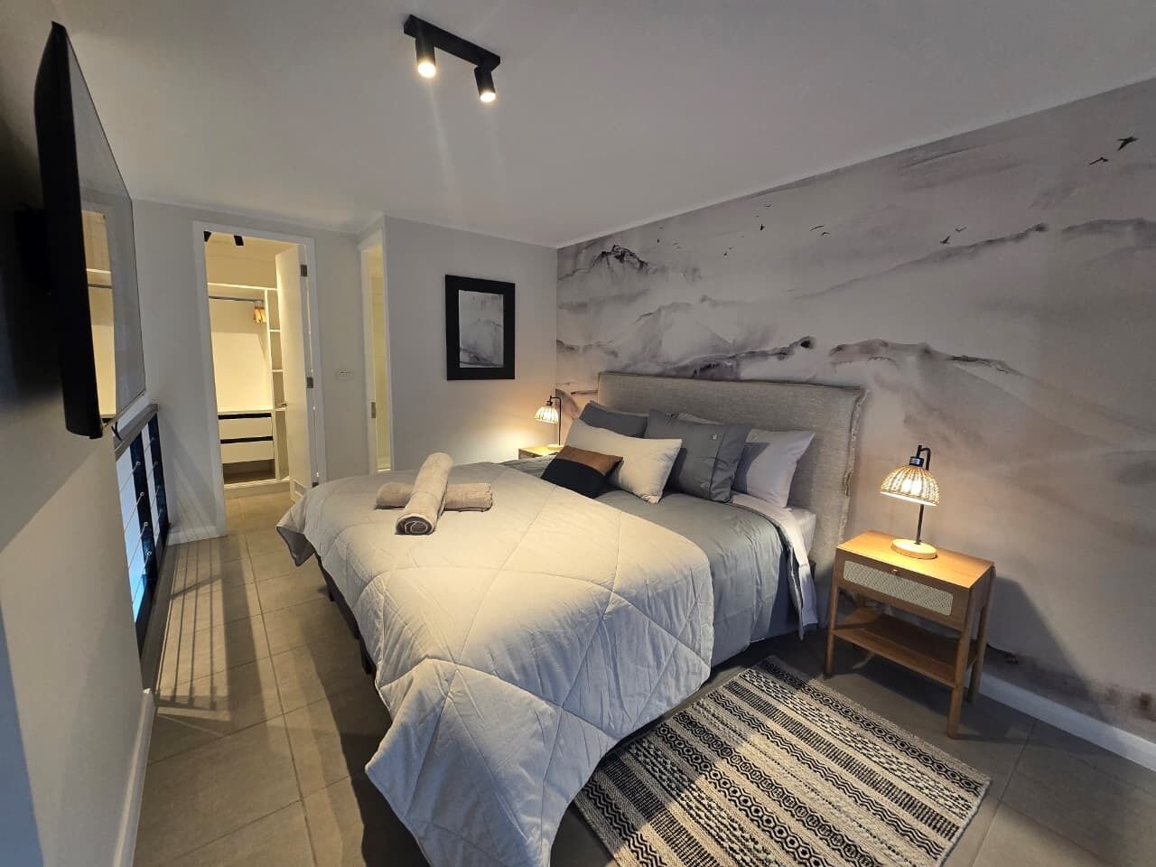 Desk, iron/ironing board, WiFi, bed sheets