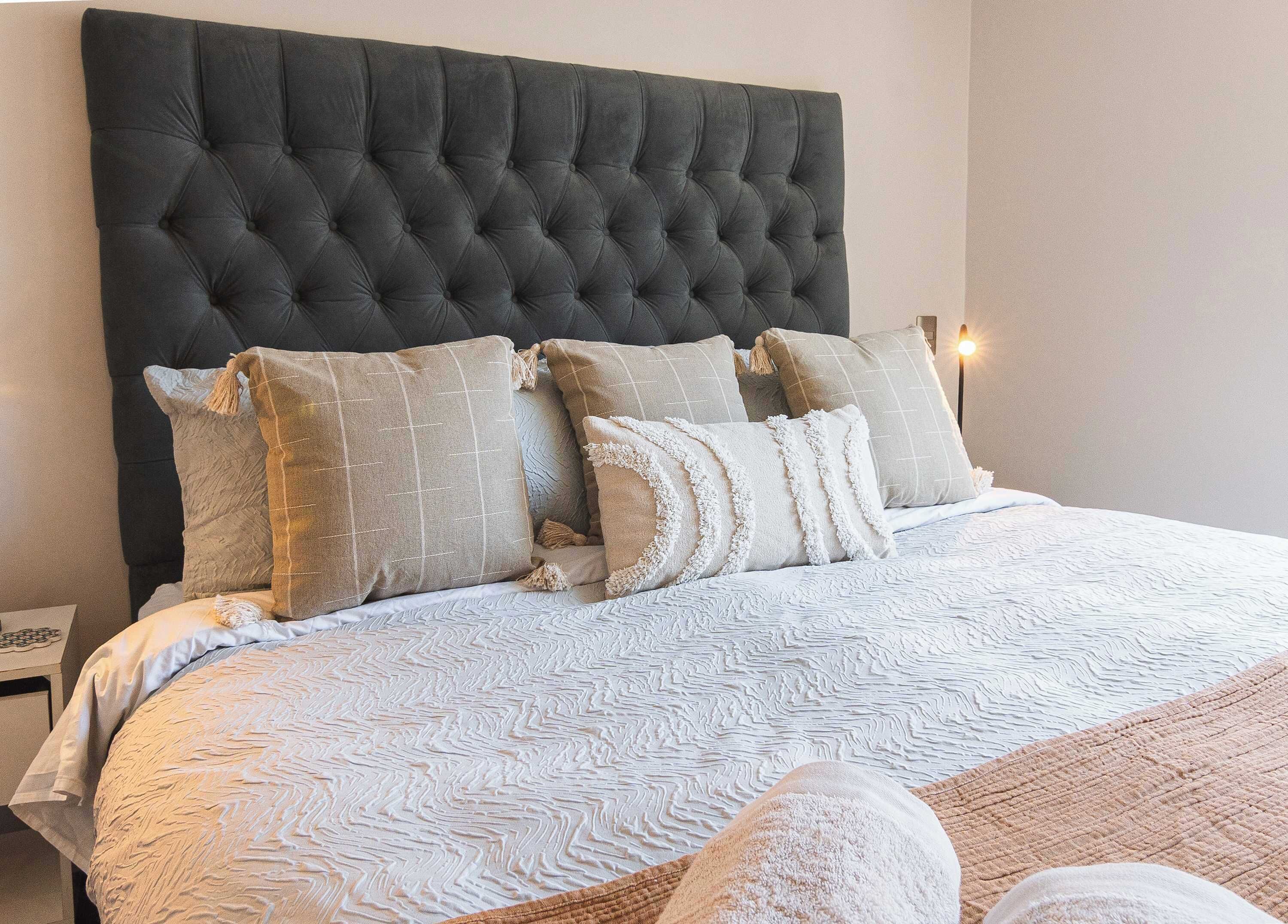 Tabla de planchar con plancha, wifi y ropa de cama 