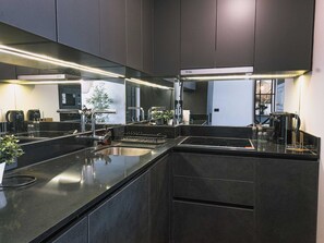 Frigorifero, microonde, forno, piano cottura