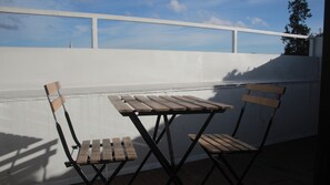 Outdoor dining - Beautiful studio apartment in La Candelaria, Bogotá (Pets allowed!) (Bogotá)