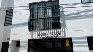 En byggnad med en skylt som visar texten ”QUINTA COLON” och ”Cra 3 No. 6F-25”.