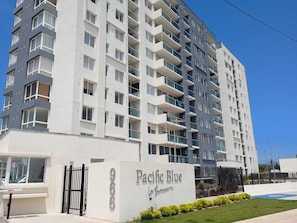 Exterior - Beachfront La Serena Apt w/ King Bed & Pool (La Serena)