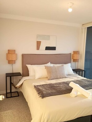 2 slaapkamers, een bureau, een strijkplank/strijkijzer, wifi