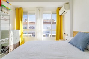 Iron/ironing board, WiFi, bed sheets - Apartment 'Casa De Javier En Santa Pola' with Private Terrace, Wi-Fi and Air Conditioning (Santa Pola)