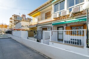 Exterior - Apartment 'Casa De Javier En Santa Pola' with Private Terrace, Wi-Fi and Air Conditioning (Santa Pola)