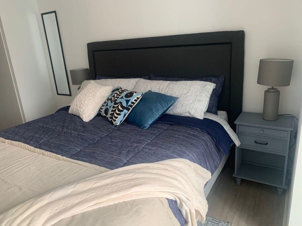 Tabla de planchar con plancha, wifi y ropa de cama 