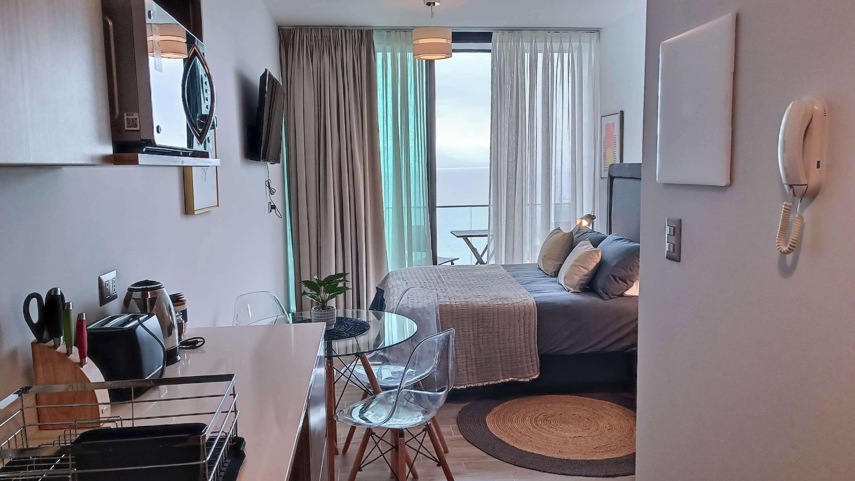 Een strijkplank/strijkijzer, wifi, beddengoed, rolstoeltoegankelijk