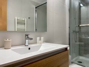 Dusche, Haartrockner, Handtücher, Shampoo