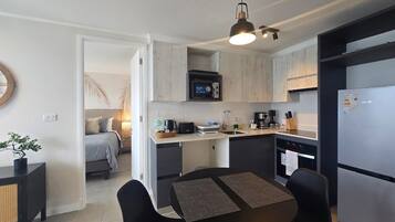 Kylskåp, mikrovågsugn, ugn och spishäll