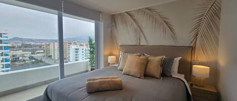 Escritorio, tabla de planchar con plancha, wifi y ropa de cama