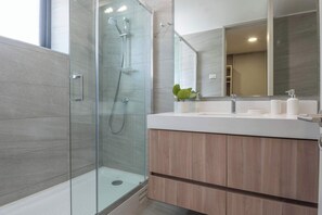Shower, hair dryer, towels, shampoo - HOM ELITE | 97m2 Suite TOP1 | Parking | Las Condes (Las Condes)