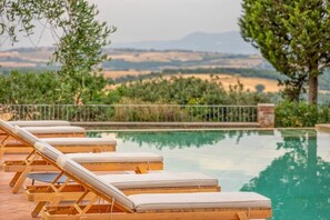 Pool - Belvedere: Luxury Apartment with Panoramic Views (Castelmuzio)