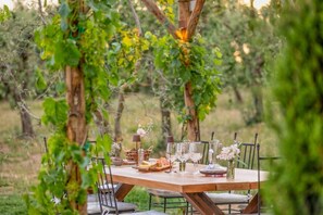 Outdoor dining - Belvedere: Luxury Apartment with Panoramic Views (Castelmuzio)
