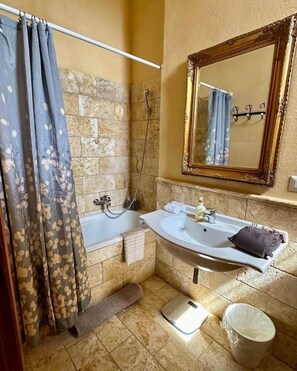 Dusche, kostenlose Toilettenartikel, Haartrockner, Bidet