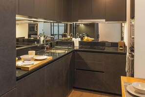 Kühlschrank, Mikrowelle, Ofen, Herdplatte