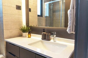 Dusche, Haartrockner, Handtücher, Shampoo