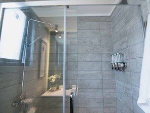Shower, hair dryer, towels, shampoo - HOM I Moderno dpto al lado del Mall Alto LasCondes (Las Condes)