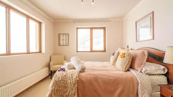 4 bedrooms, WiFi, bed sheets, wheelchair access