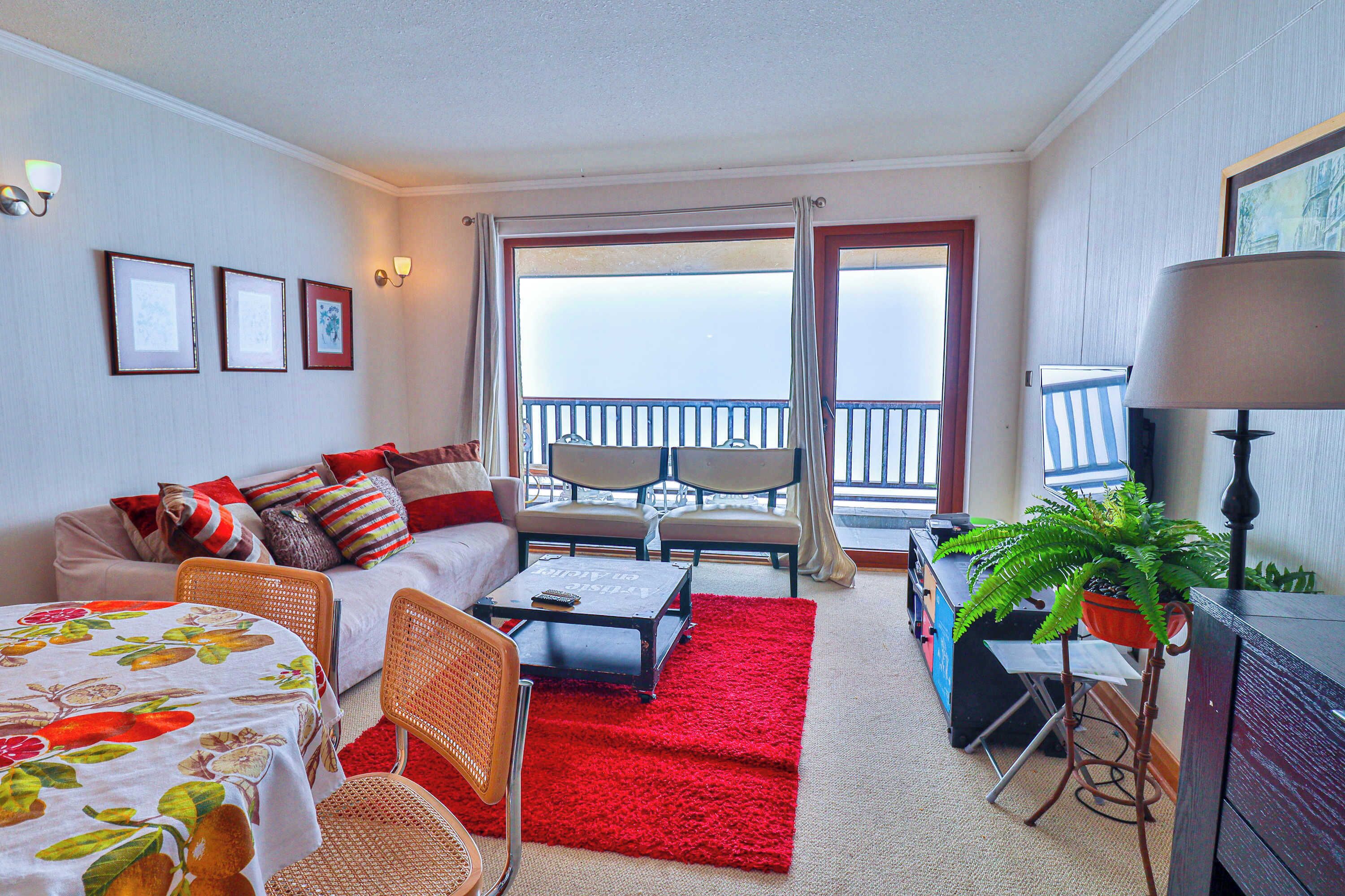 Télévision, lecteur de DVD, chaîne hi-fi, espaces bureaux