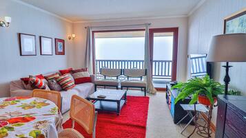 Télévision, lecteur de DVD, chaîne hi-fi, espaces bureaux