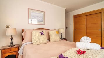 4 bedrooms, WiFi, bed sheets, wheelchair access
