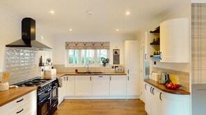 Kjøleskap, mikrobølgeovn, ovn og oppvaskmaskin