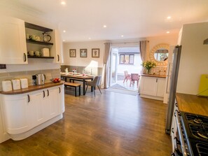 Kjøleskap, mikrobølgeovn, ovn og oppvaskmaskin