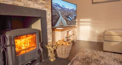 Woodland House - Tomatin - family holiday home - on route 7 cycle route