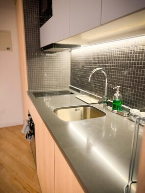 Fridge, microwave, oven, stovetop - HOM l Departamento  4PAX en Barrio Lastarria (Santiago)