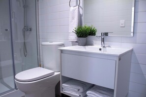 Dusche, Haartrockner, Handtücher, Shampoo