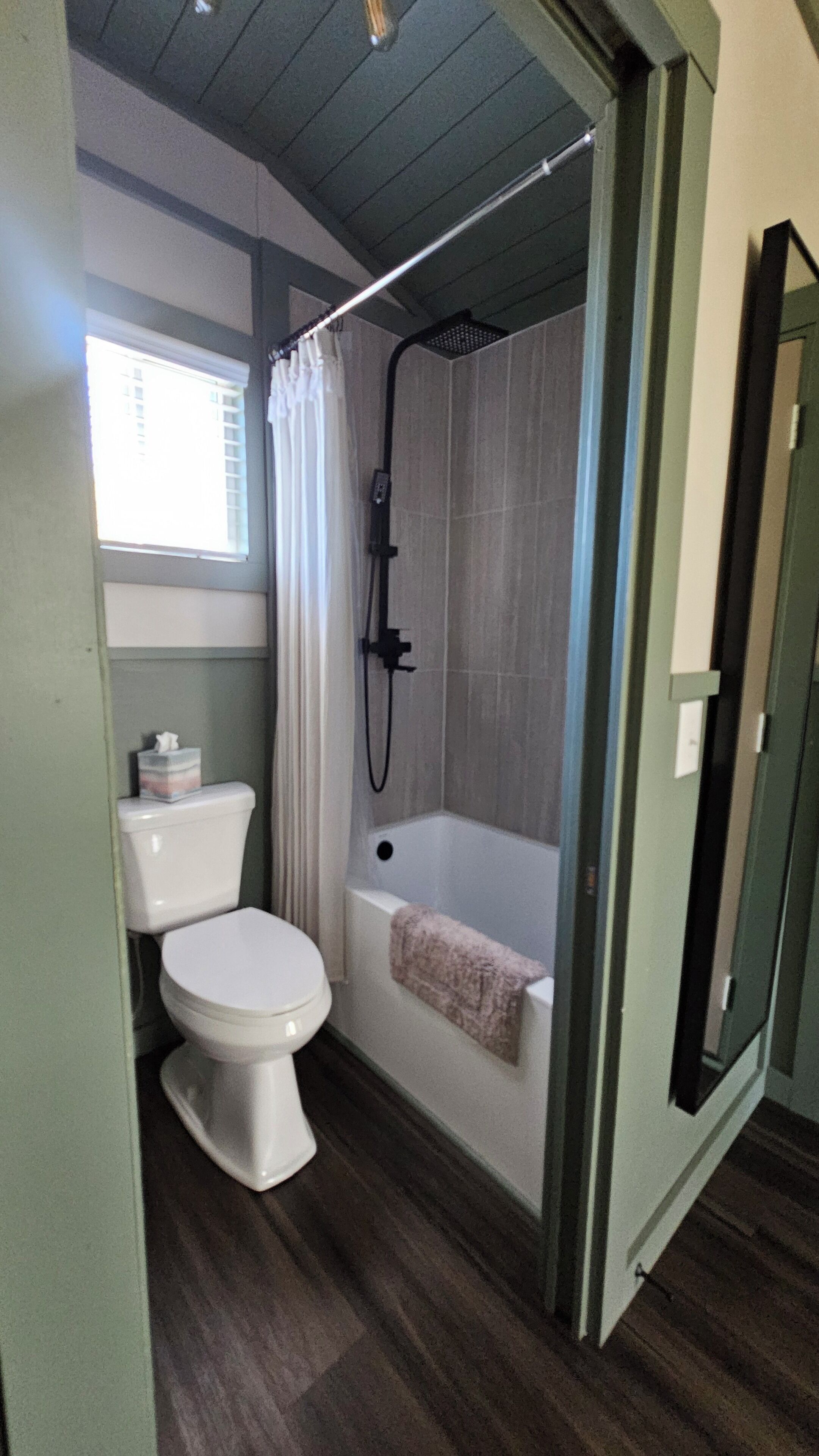 吹风机、坐浴桶、毛巾、肥皂