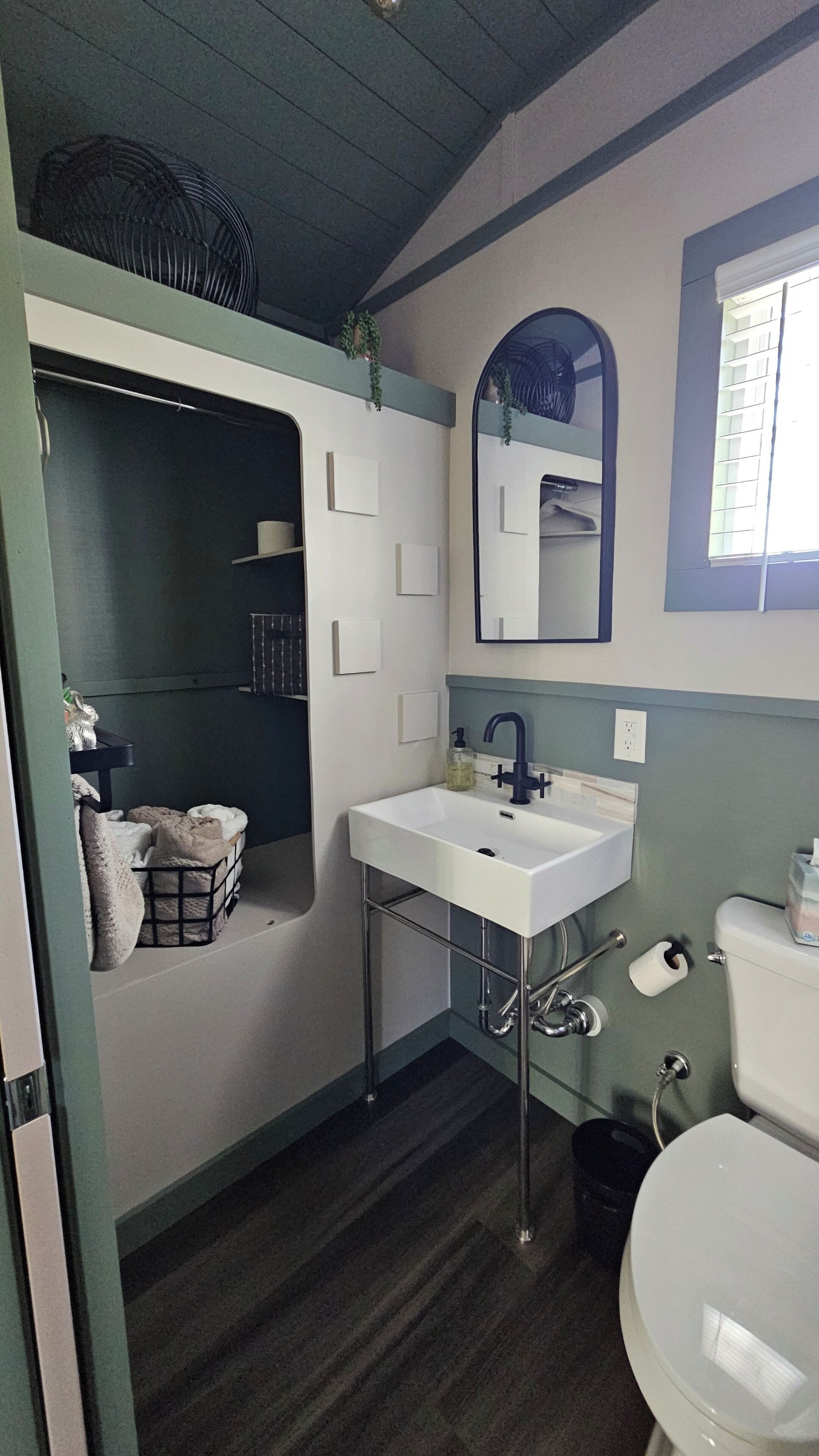 Haartrockner, Bidet, Handtücher, Seife