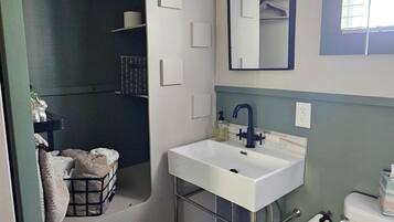 Haartrockner, Bidet, Handtücher, Seife