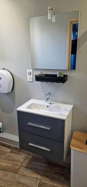 Sèche-cheveux, serviettes fournies