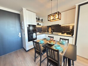 Dining - HOM I Metro I Cowork I Parking I Barrio Italia (Ñuñoa)
