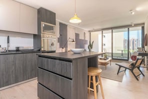 Jääkaappi, mikroaaltouuni, uuni, liesi