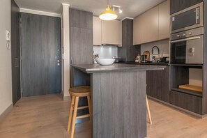 Jääkaappi, mikroaaltouuni, uuni, liesi