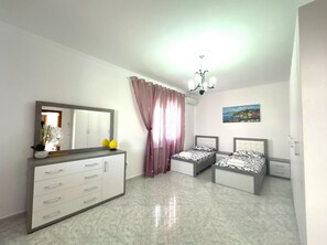 Escritorio, tabla de planchar con plancha, wifi gratis y ropa de cama