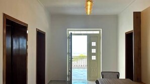 Habitación de hotel con cama, una silla, un escritorio y vistas al exterior.