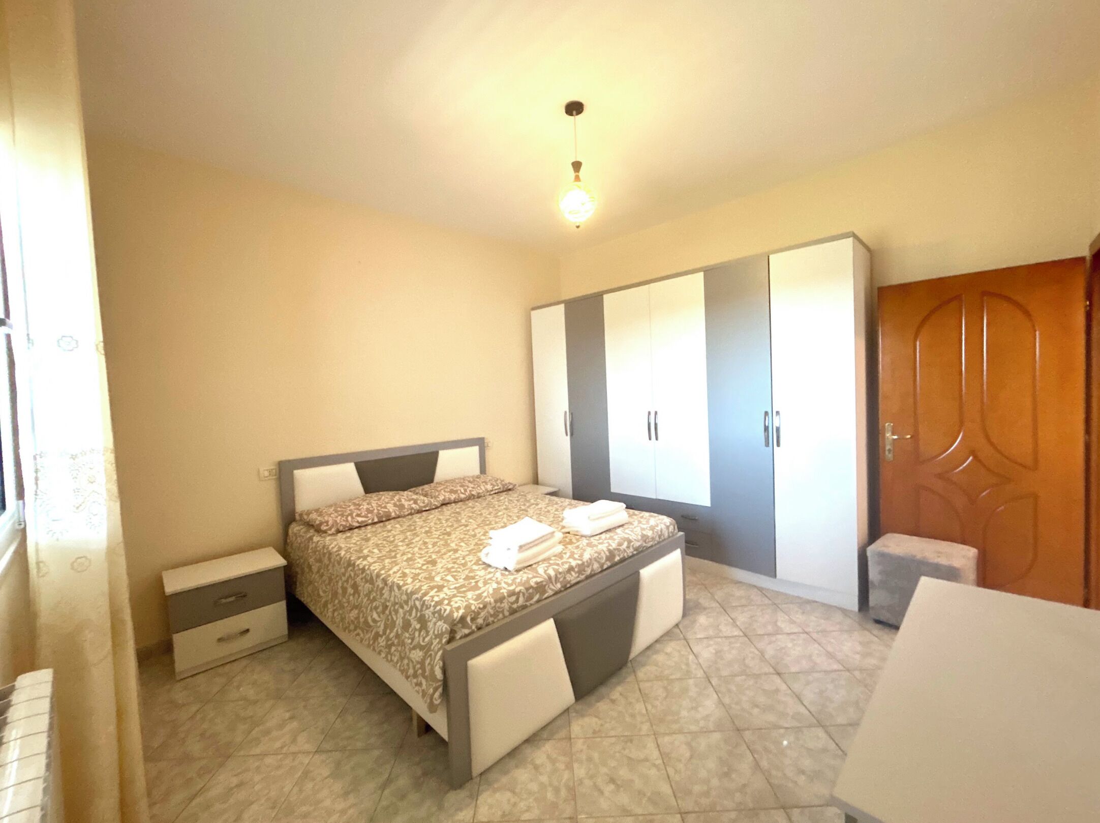 Una scrivania, ferro/asse da stiro, Wi-Fi gratuito, lenzuola