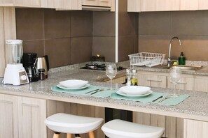 Fridge, microwave, oven, stovetop - HOM Wifi Calido Gym Lavanderia MetroSantaLucia (Santiago)